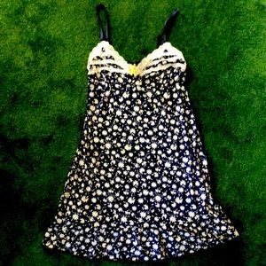 Laura Ashley lace and daisies size Medium nightgown